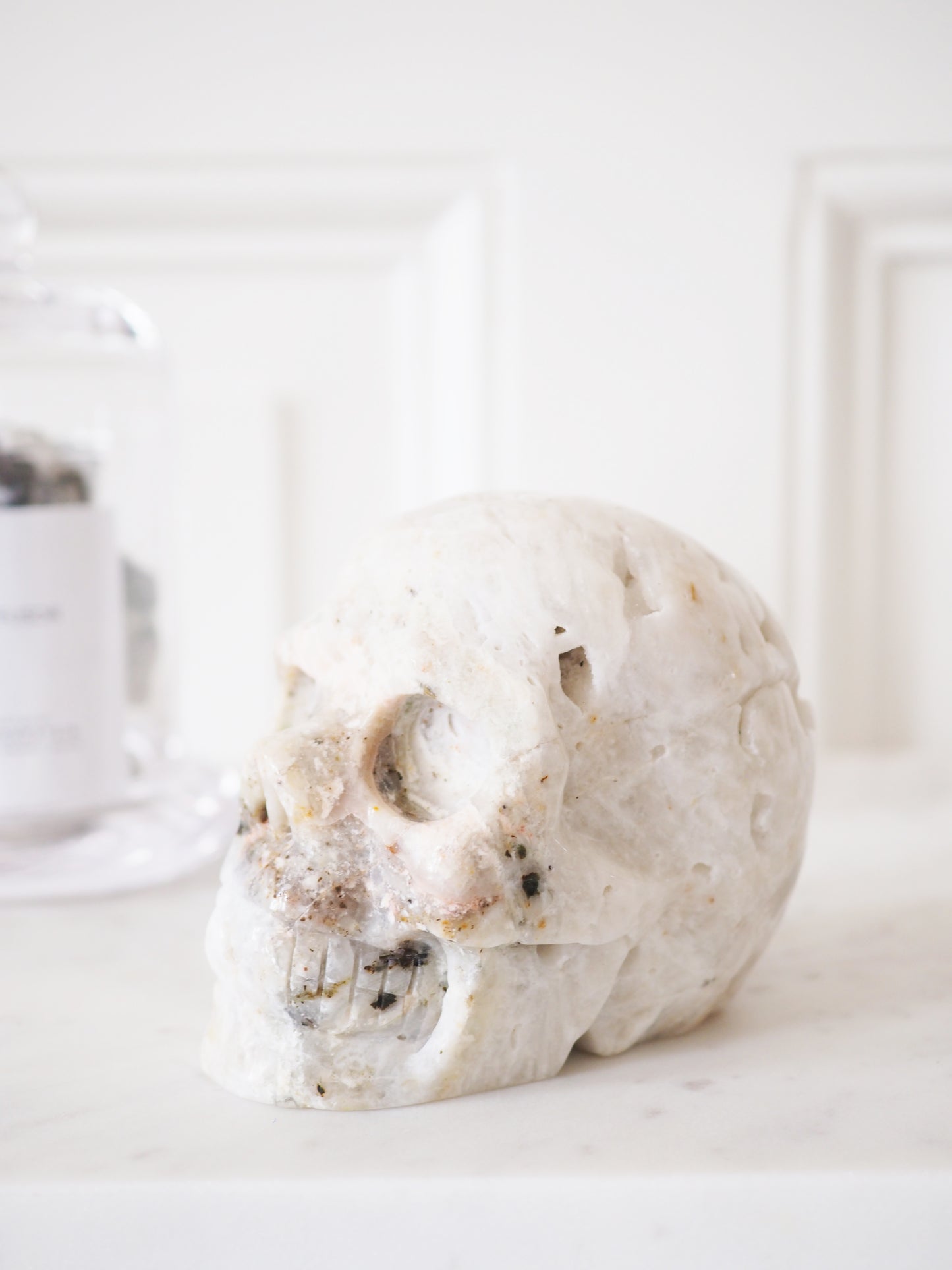 Weißer Sphalerit Totenkopf mit Fluorit Einschlüssen . White Sphalerite Skull with Fluorite 730g  -Hand Carving (99)