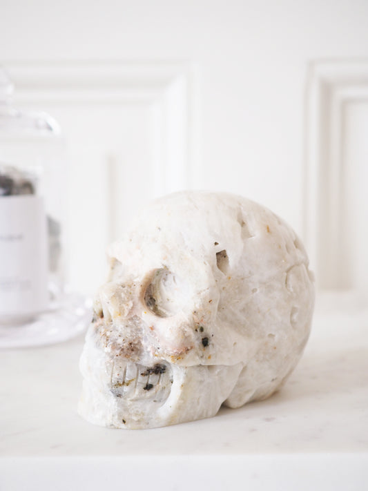 Weißer Sphalerit Totenkopf mit Fluorit Einschlüssen . White Sphalerite Skull with Fluorite 730g  -Hand Carving (99)