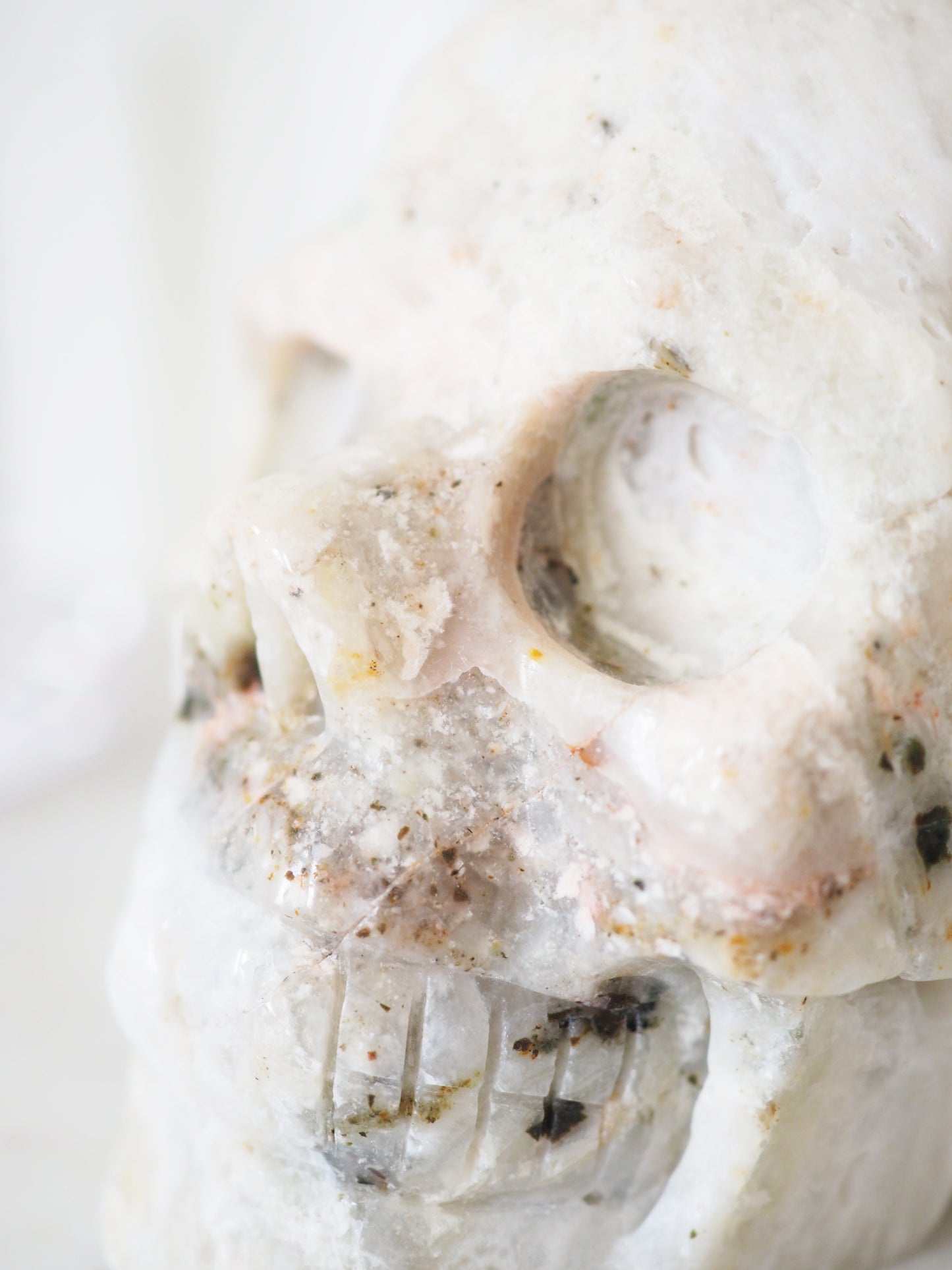 Weißer Sphalerit Totenkopf mit Fluorit Einschlüssen . White Sphalerite Skull with Fluorite 730g  -Hand Carving (99)
