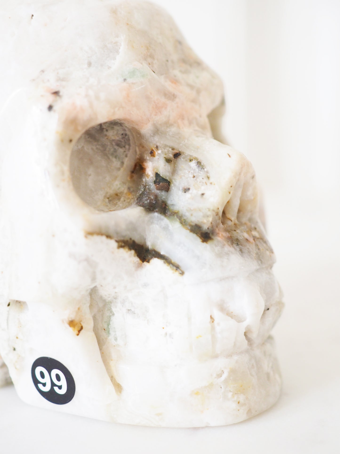 Weißer Sphalerit Totenkopf mit Fluorit Einschlüssen . White Sphalerite Skull with Fluorite 730g  -Hand Carving (99)