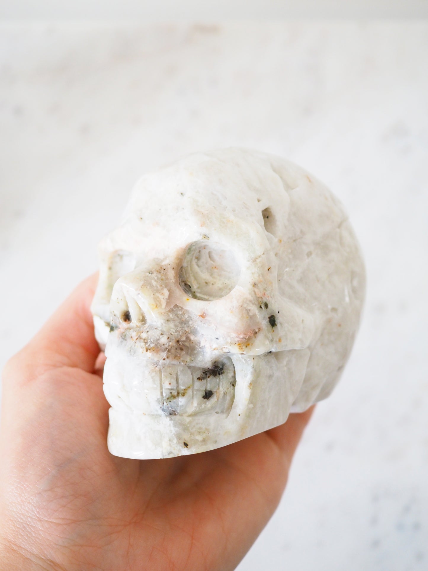 Weißer Sphalerit Totenkopf mit Fluorit Einschlüssen . White Sphalerite Skull with Fluorite 730g  -Hand Carving (99)