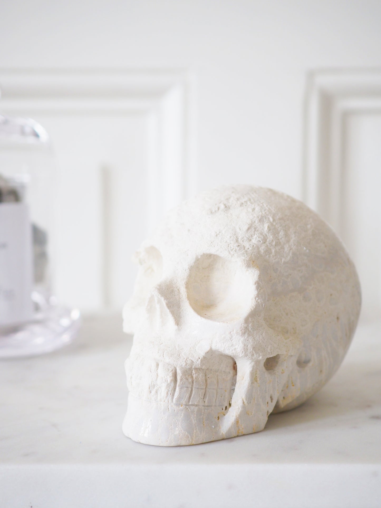 Korallen Jaspis Totenkopf . Coral Jasper Skull ca 680g - Hand Carving
