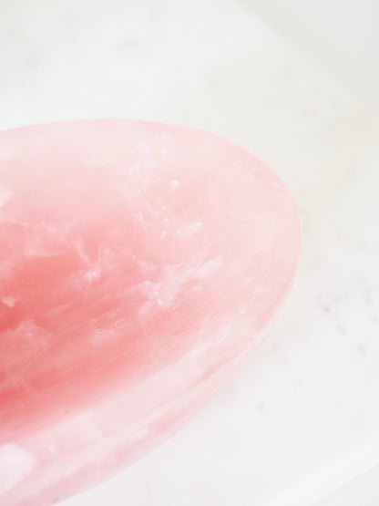 Schale Rosenquarz Oval .  Rosequartz Oval Bowl 1.3 Kg  17 cm - aus Madagascar  Handcarved