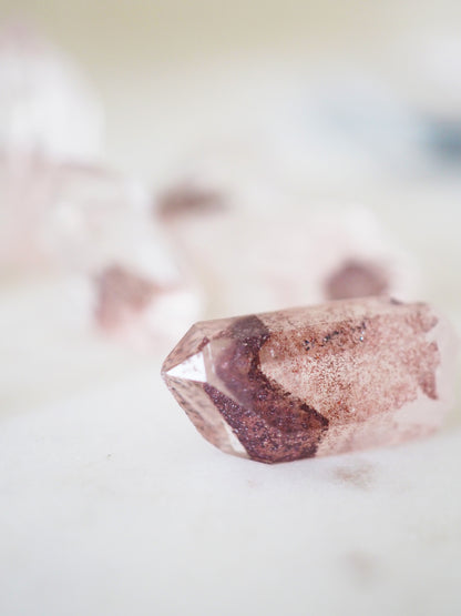 Phantom Quarz x Hämatit Spitze ca. 2cm - aus Haydarabad Indien RARE (NEW FIND)