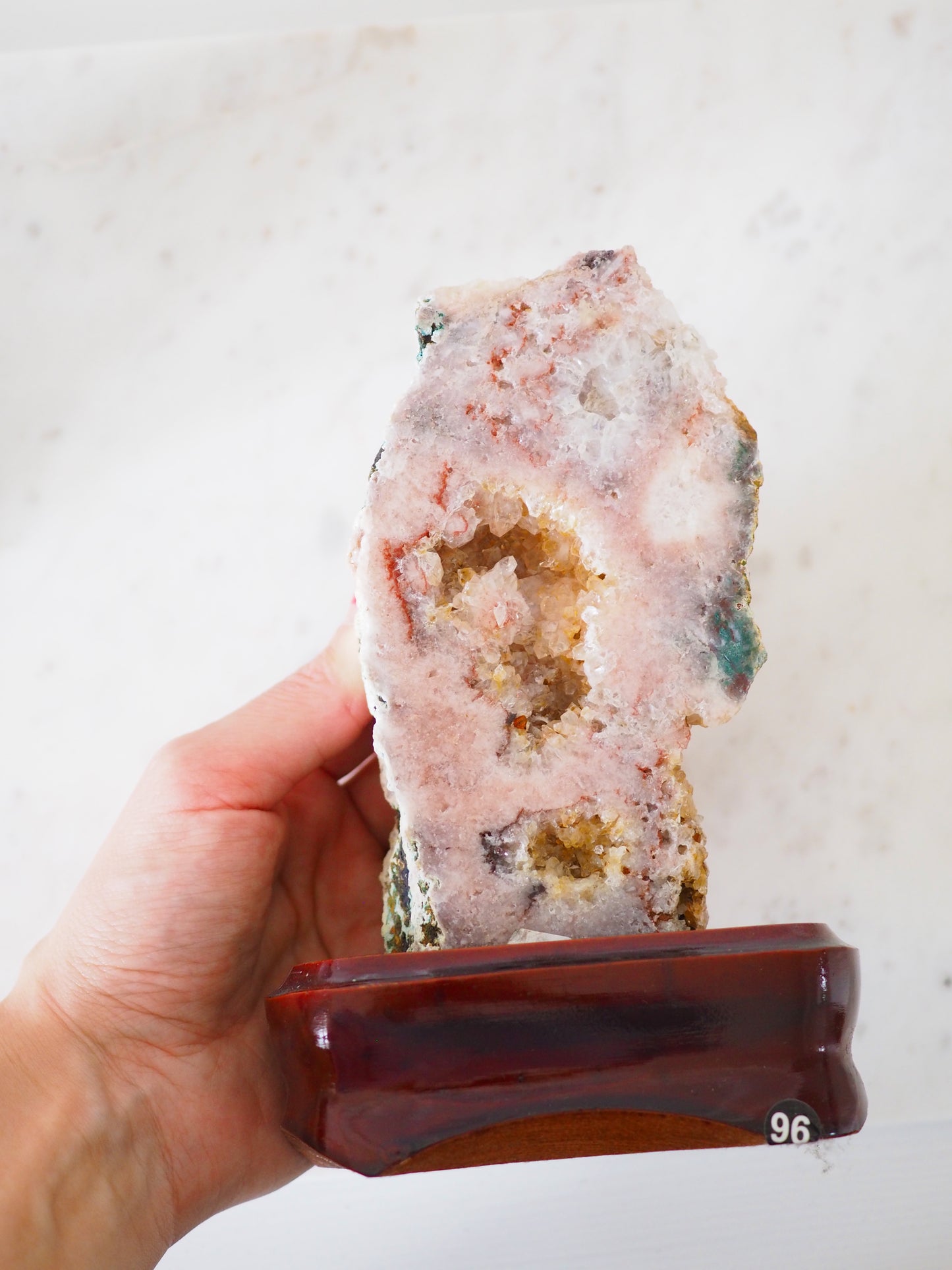 Pink Amethyst auf Holz Ständer . Pink Amethyst on Wooden Stand ca. 16 cm  [96] - aus Patagonien
