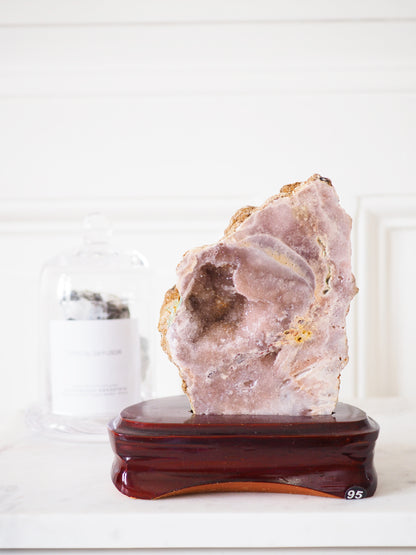 Pink Amethyst auf Holz Ständer . Pink Amethyst on Wooden Stand ca. 14.5cm  [95] - aus Patagonien