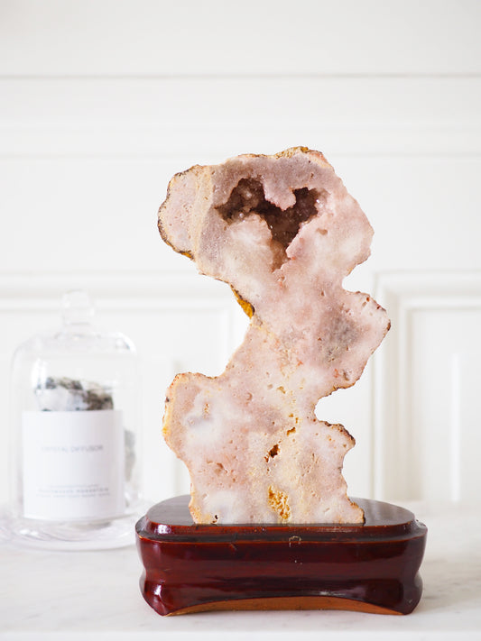 Pink Amethyst auf Holz Ständer . Pink Amethyst on Wooden Stand ca. xx cm  [xx] - aus Patagonien
