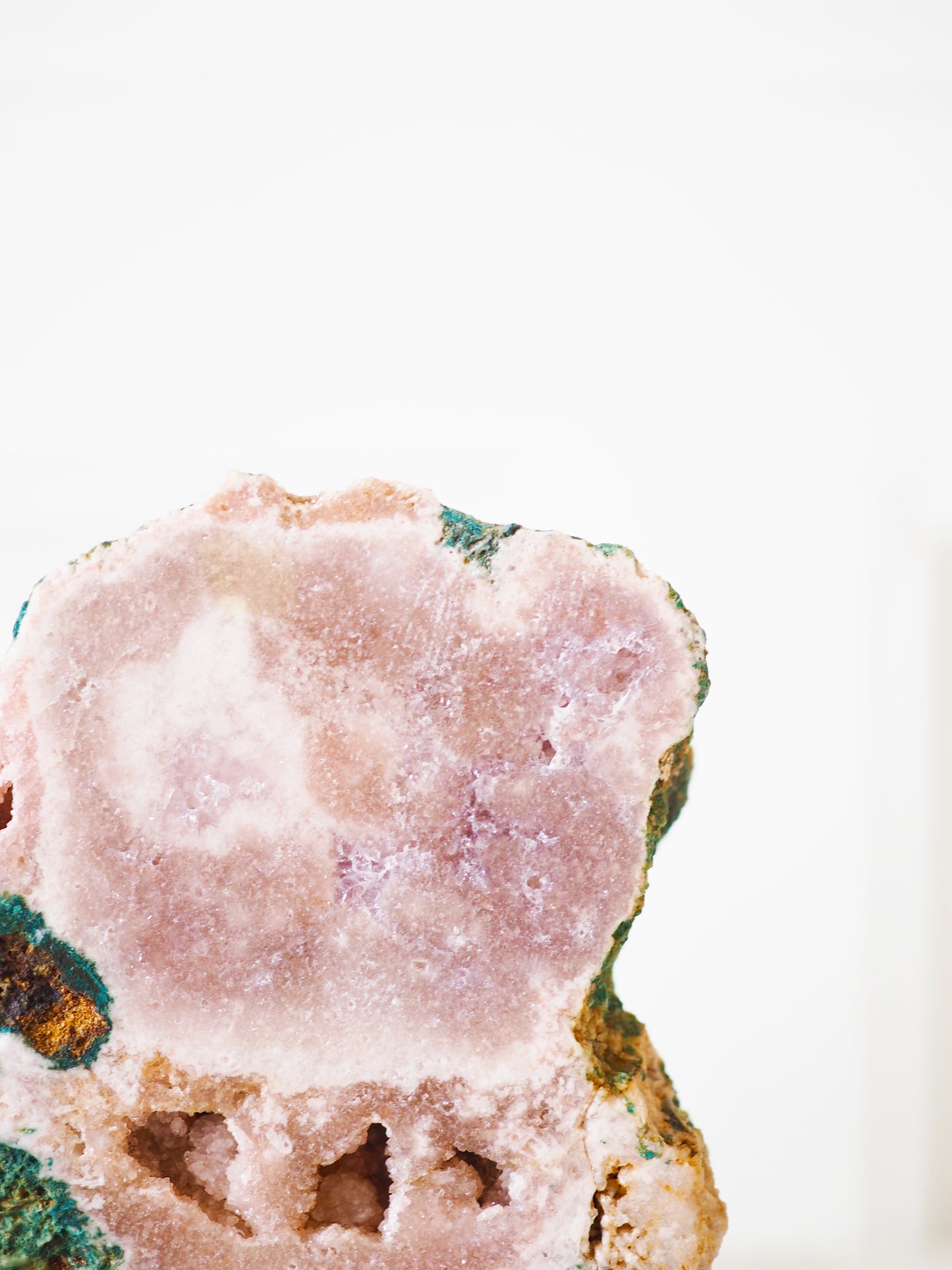 Pink Amethyst auf Holz Ständer . Pink Amethyst on Wooden Stand ca. xx cm  [xx] - aus Patagonien
