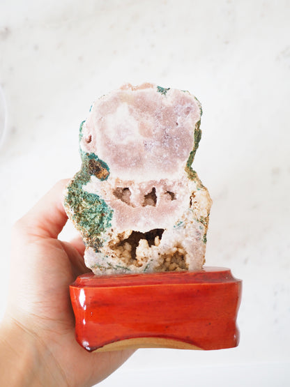 Pink Amethyst auf Holz Ständer . Pink Amethyst on Wooden Stand ca. xx cm  [xx] - aus Patagonien