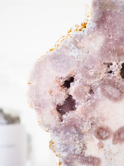 Pink Amethyst auf Holz Ständer . Pink Amethyst on Wooden Stand ca.  16 cm  [94] - aus Patagonien