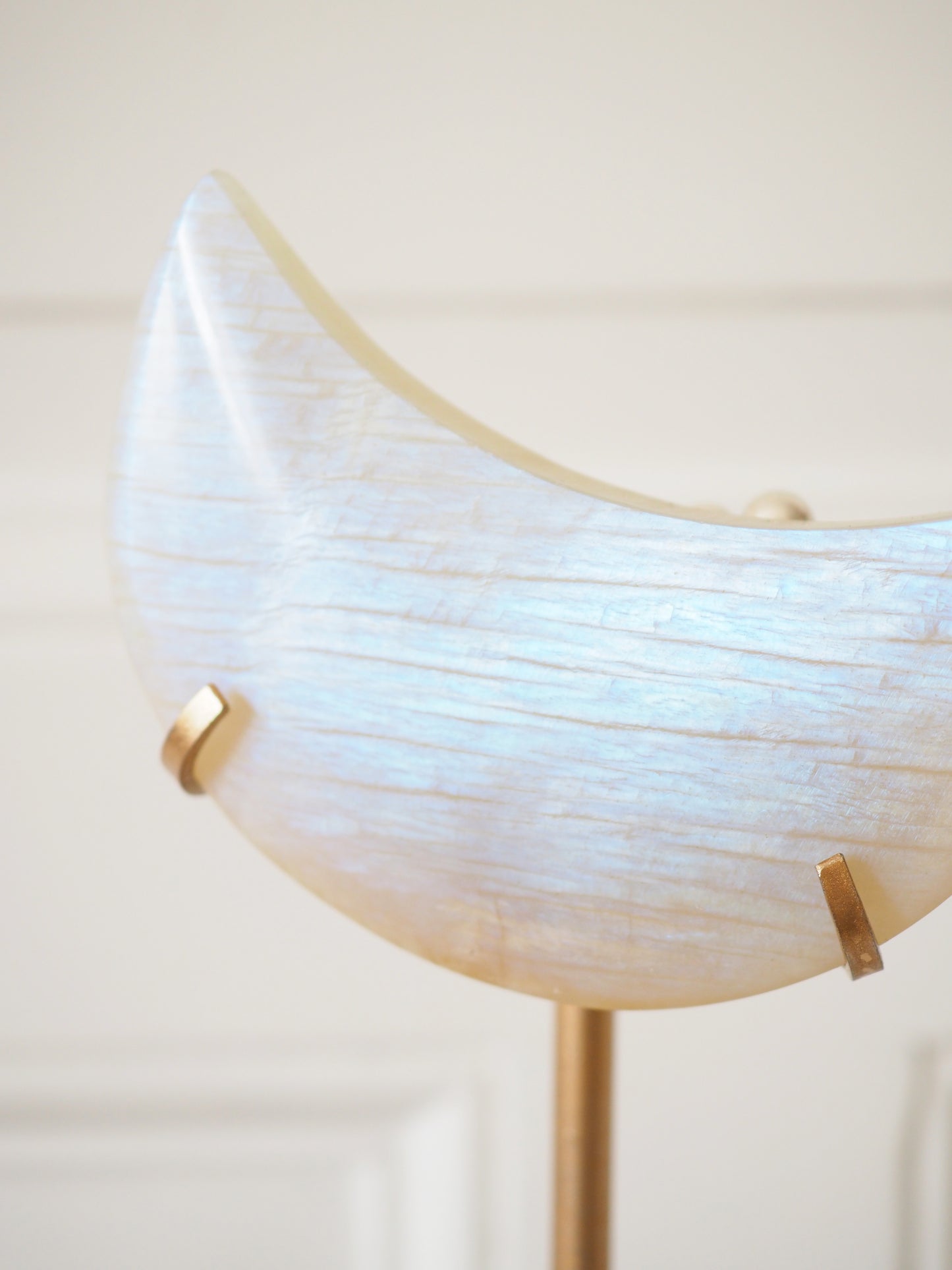 Beiger Mondstein Mond auf Ständer . Beige Moonstone Moon on Stand ca.  22 cm - Hand Carved HIGH QUALITY