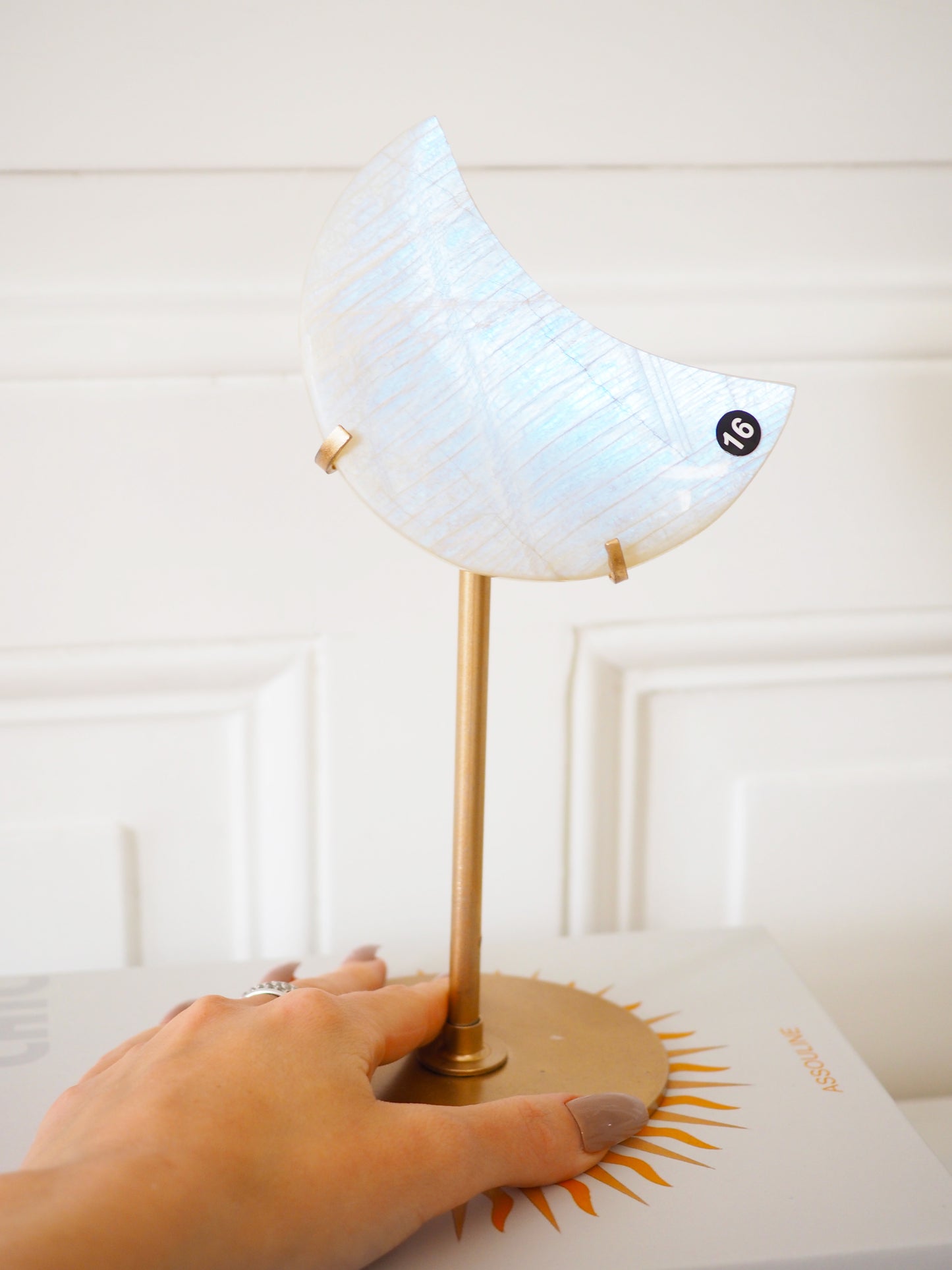 Beiger Mondstein Mond auf Ständer . Beige Moonstone Moon on Stand ca.  22 cm - Hand Carved HIGH QUALITY