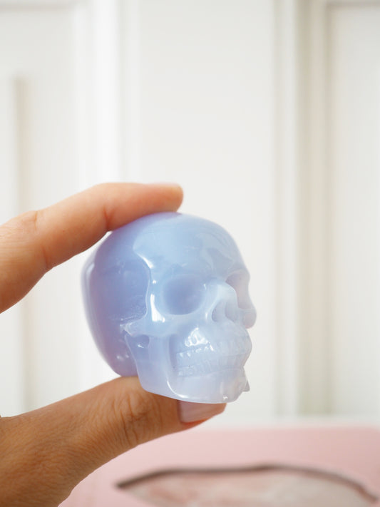 Blauer Chalcedon Totenkopf . Skull ca. 5cm - aus Türkei HAND CARVED HIGH QUALITY