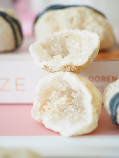 MINI LOVE GEODE . Weiße Quarz Baby Druzy Geoden Paar ca. 4cm - aus Marokko
