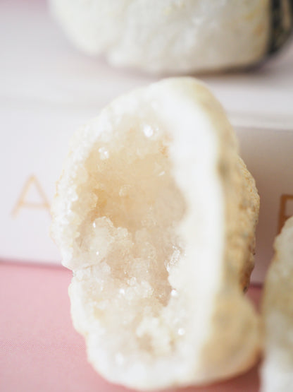 MINI LOVE GEODE . Weiße Quarz Baby Druzy Geoden Paar ca. 4cm - aus Marokko