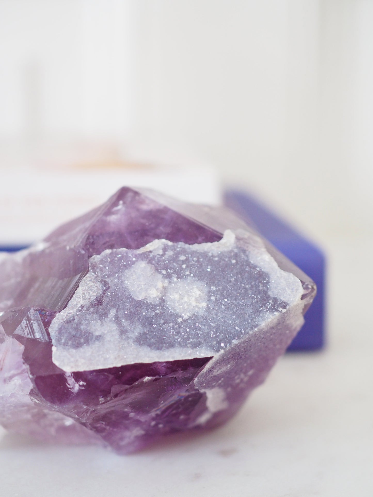 Sugar Amethyst mit Calcit Spitze . Specimen ca. 9 cm 266g  [xx] - aus Brasilien