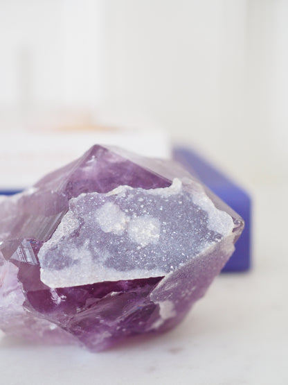 Sugar Amethyst mit Calcit Spitze . Specimen ca. 9 cm 266g  [xx] - aus Brasilien