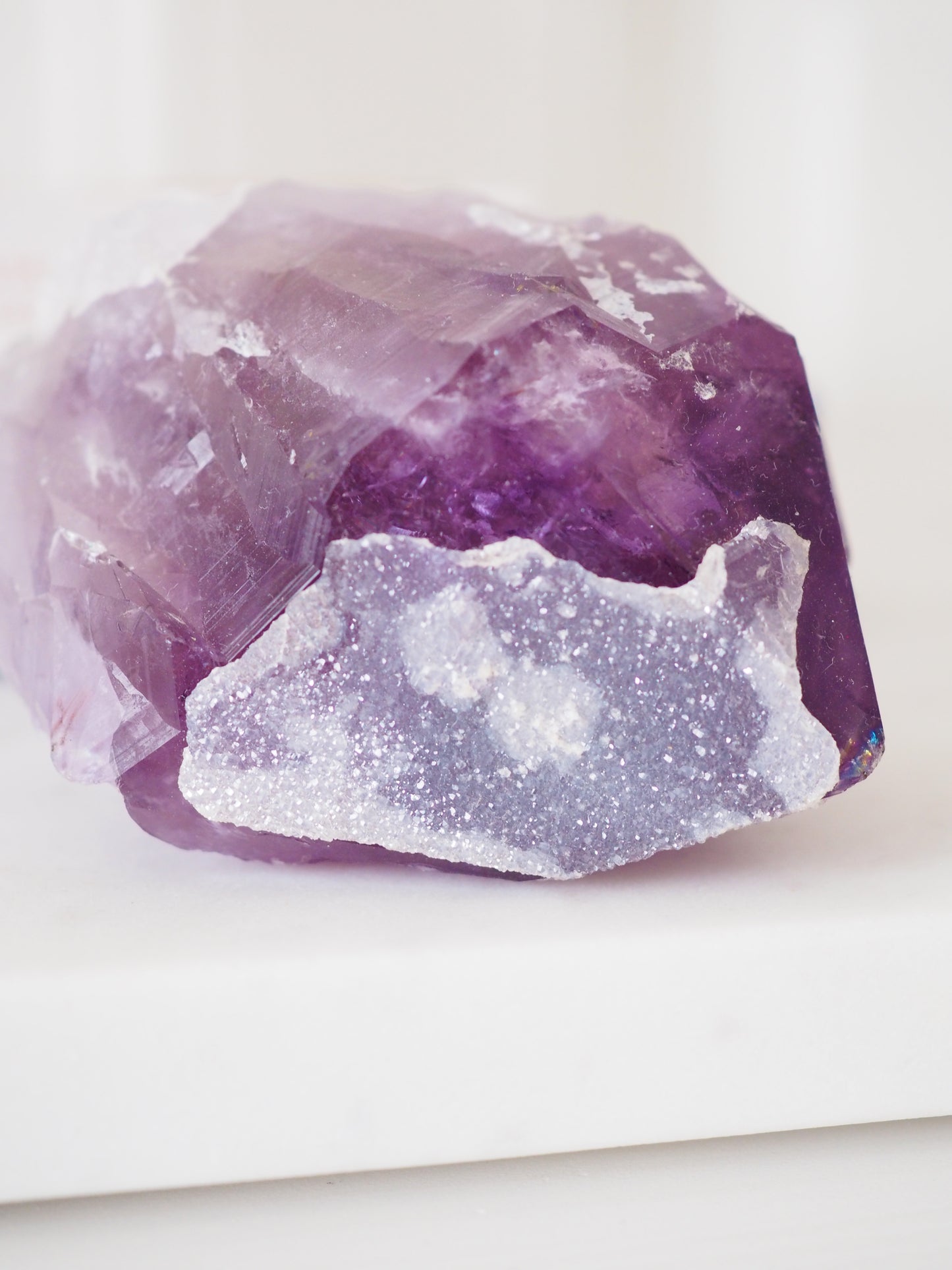 Sugar Amethyst mit Calcit Spitze . Specimen ca. 9 cm 266g  [xx] - aus Brasilien