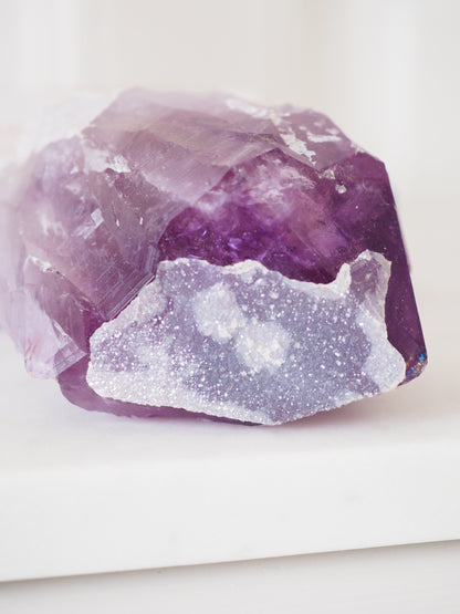 Sugar Amethyst mit Calcit Spitze . Specimen ca. 9 cm 266g  [xx] - aus Brasilien