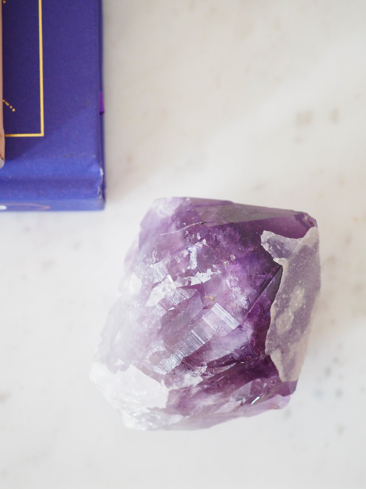 Sugar Amethyst mit Calcit Spitze . Specimen ca. 9 cm 266g  [xx] - aus Brasilien