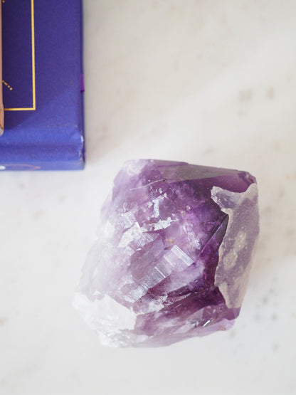 Sugar Amethyst mit Calcit Spitze . Specimen ca. 9 cm 266g  [xx] - aus Brasilien