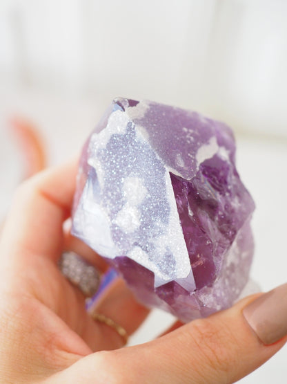 Sugar Amethyst mit Calcit Spitze . Specimen ca. 9 cm 266g  [xx] - aus Brasilien