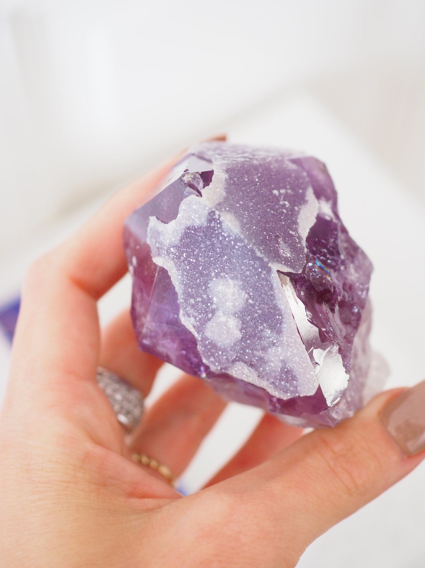 Sugar Amethyst mit Calcit Spitze . Specimen ca. 9 cm 266g  [xx] - aus Brasilien