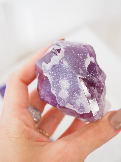Sugar Amethyst mit Calcit Spitze . Specimen ca. 9 cm 266g  [xx] - aus Brasilien