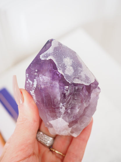 Sugar Amethyst mit Calcit Spitze . Specimen ca. 9 cm 266g  [xx] - aus Brasilien