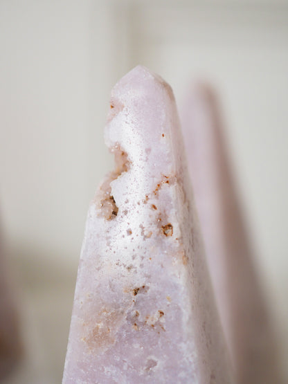 Sparkly Pink Amethyst Obelisk ca. 9.5cm - aus Patagonien Handcarved