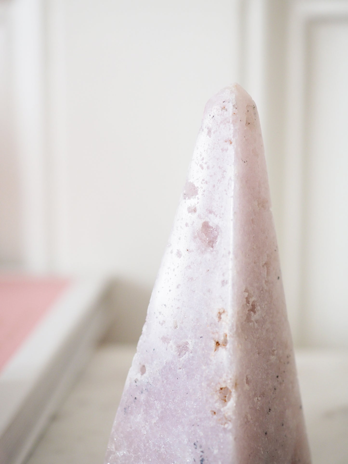 Sparkly Pink Amethyst Obelisk ca. 9.5cm - aus Patagonien Handcarved