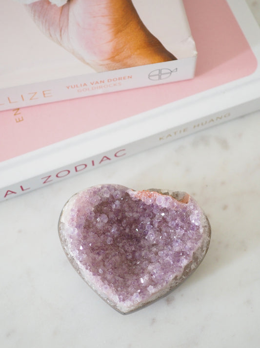 Galaxy Amethyst Herz . Galaxy Amethyst Heart ca. 6.5 cm [44] - aus Brasilien Hand Carved