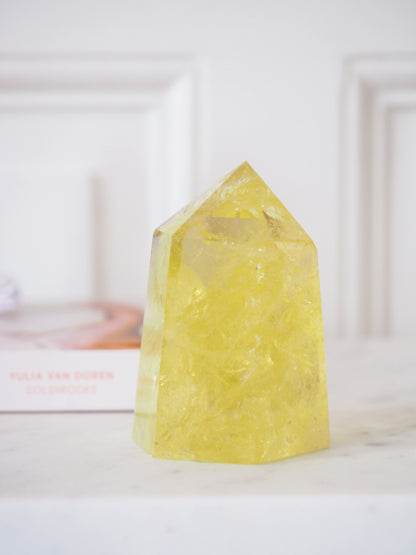 Limonen Quarz . Chinesischer Citrin Spitze mit Regenbögen .  Lemon Citrine  ca. 7.5 cm  [48] - aus China TREATED