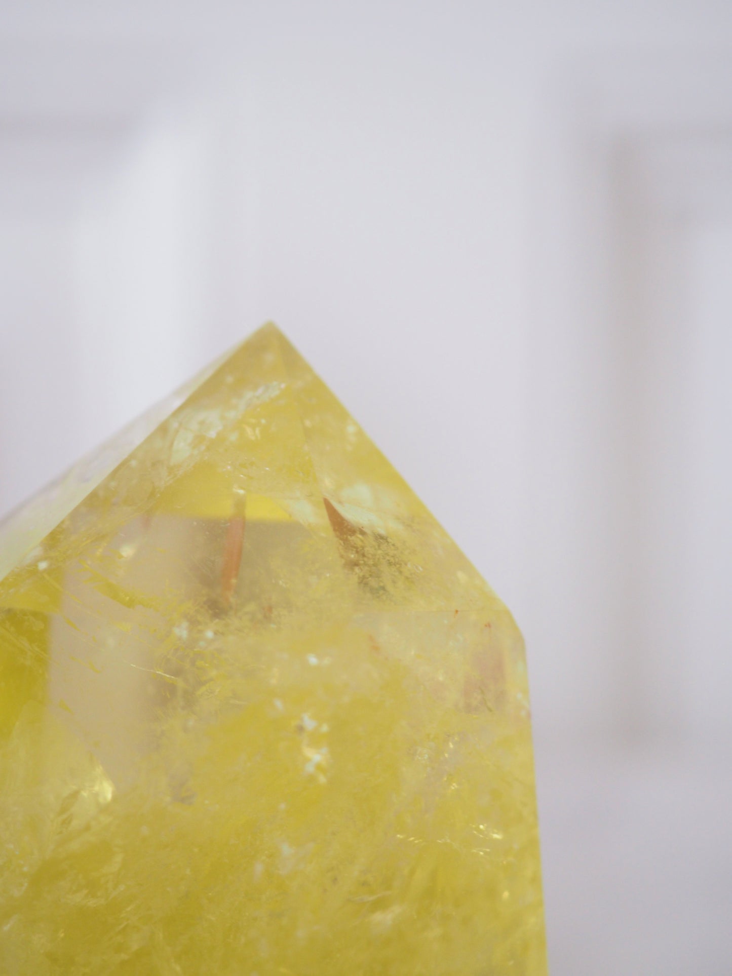 Limonen Quarz . Chinesischer Citrin Spitze mit Regenbögen .  Lemon Citrine  ca. 7.5 cm  [48] - aus China TREATED