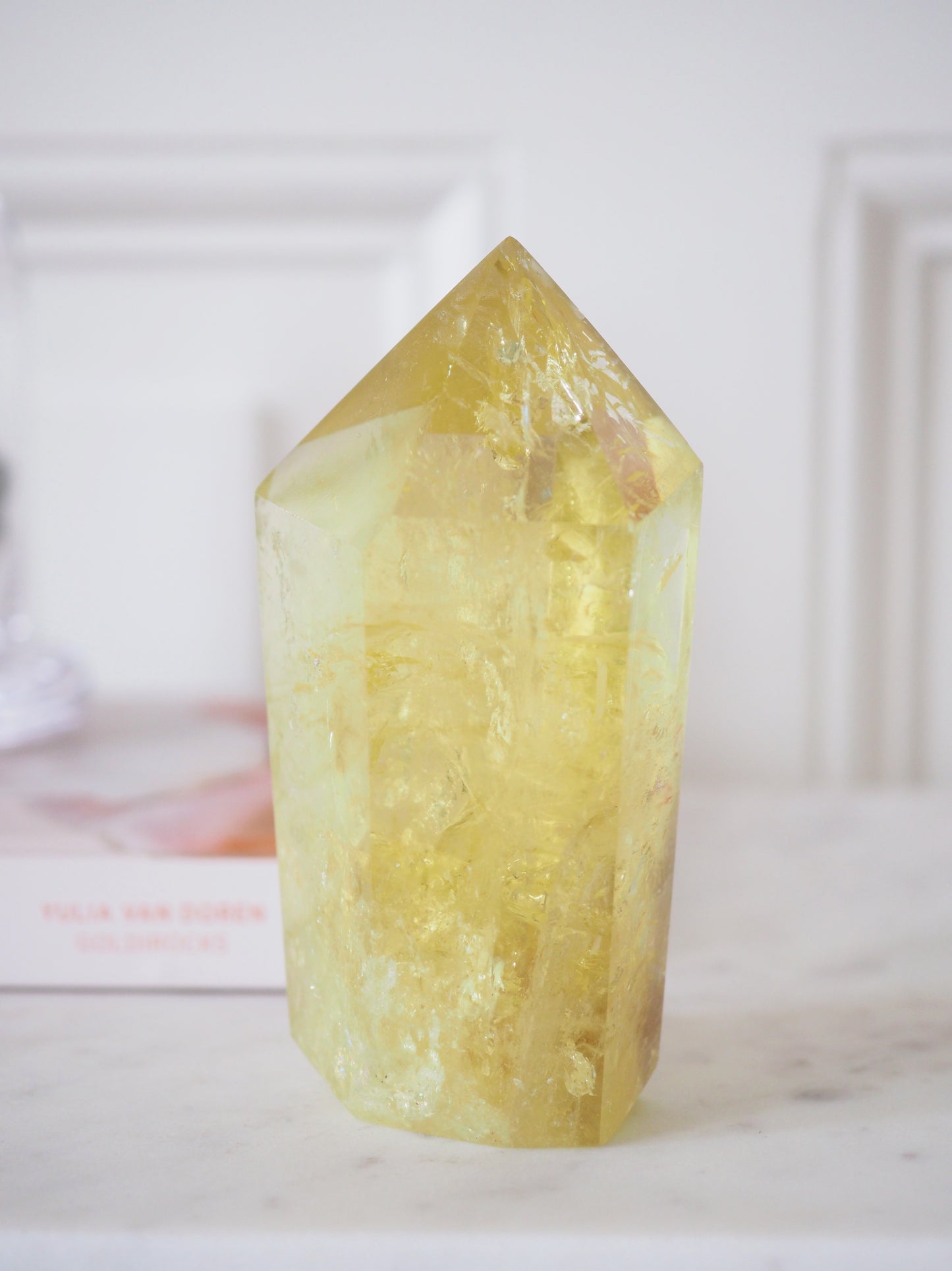 Limonen Quarz . Chinesischer Citrin Spitze mit Regenbögen .  Lemon Citrine  ca. 7.5 cm  [49] - aus China TREATED