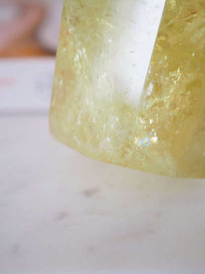 Limonen Quarz . Chinesischer Citrin Spitze mit Regenbögen .  Lemon Citrine  ca. 7.5 cm  [49] - aus China TREATED