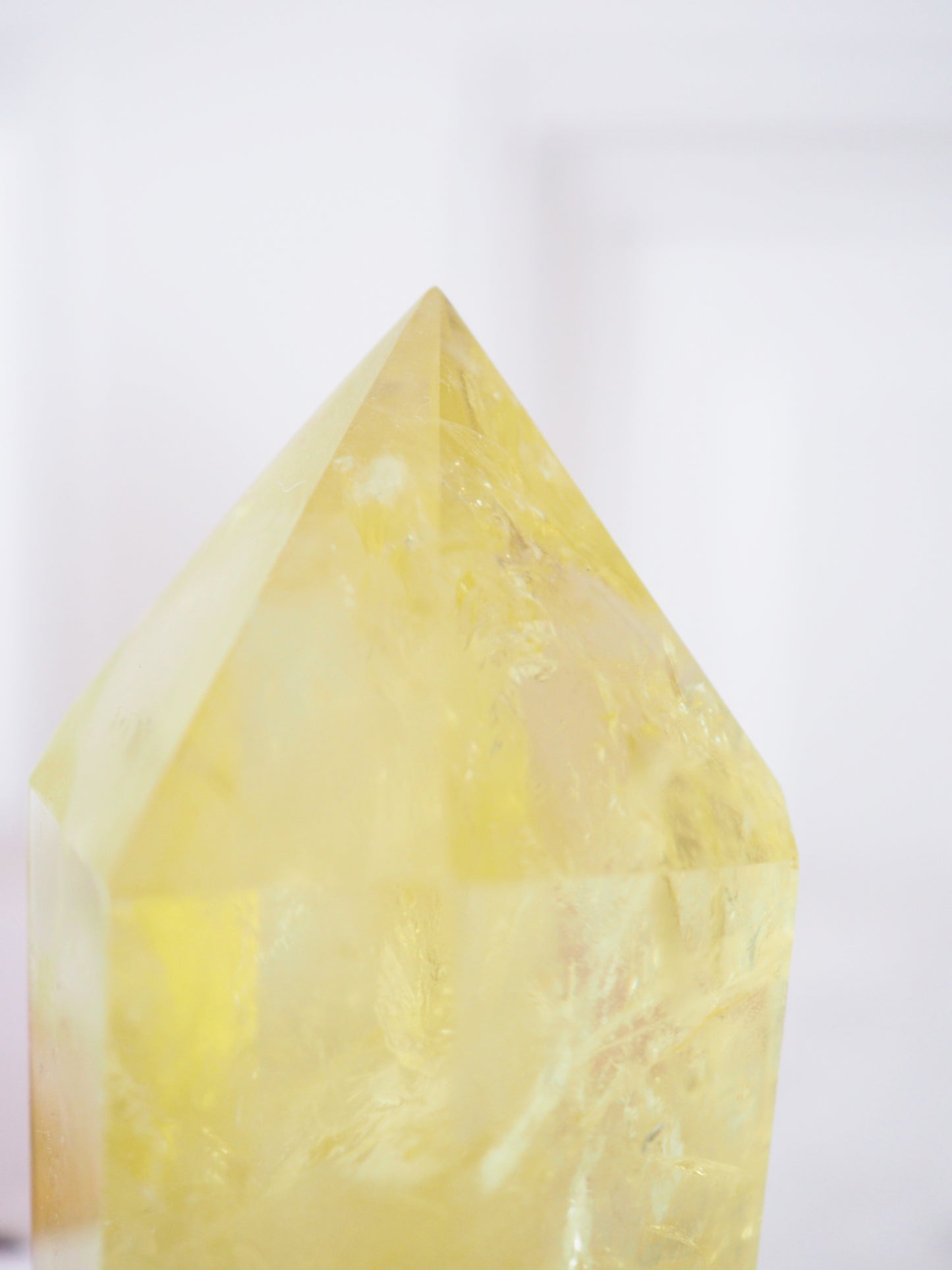 Limonen Quarz . Chinesischer Citrin Spitze mit Regenbögen .  Lemon Citrine  ca. 7.5 cm  [49] - aus China TREATED