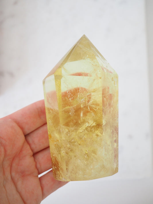 Limonen Quarz . Chinesischer Citrin Spitze mit Regenbögen .  Lemon Citrine  ca. 7.5 cm  [49] - aus China TREATED