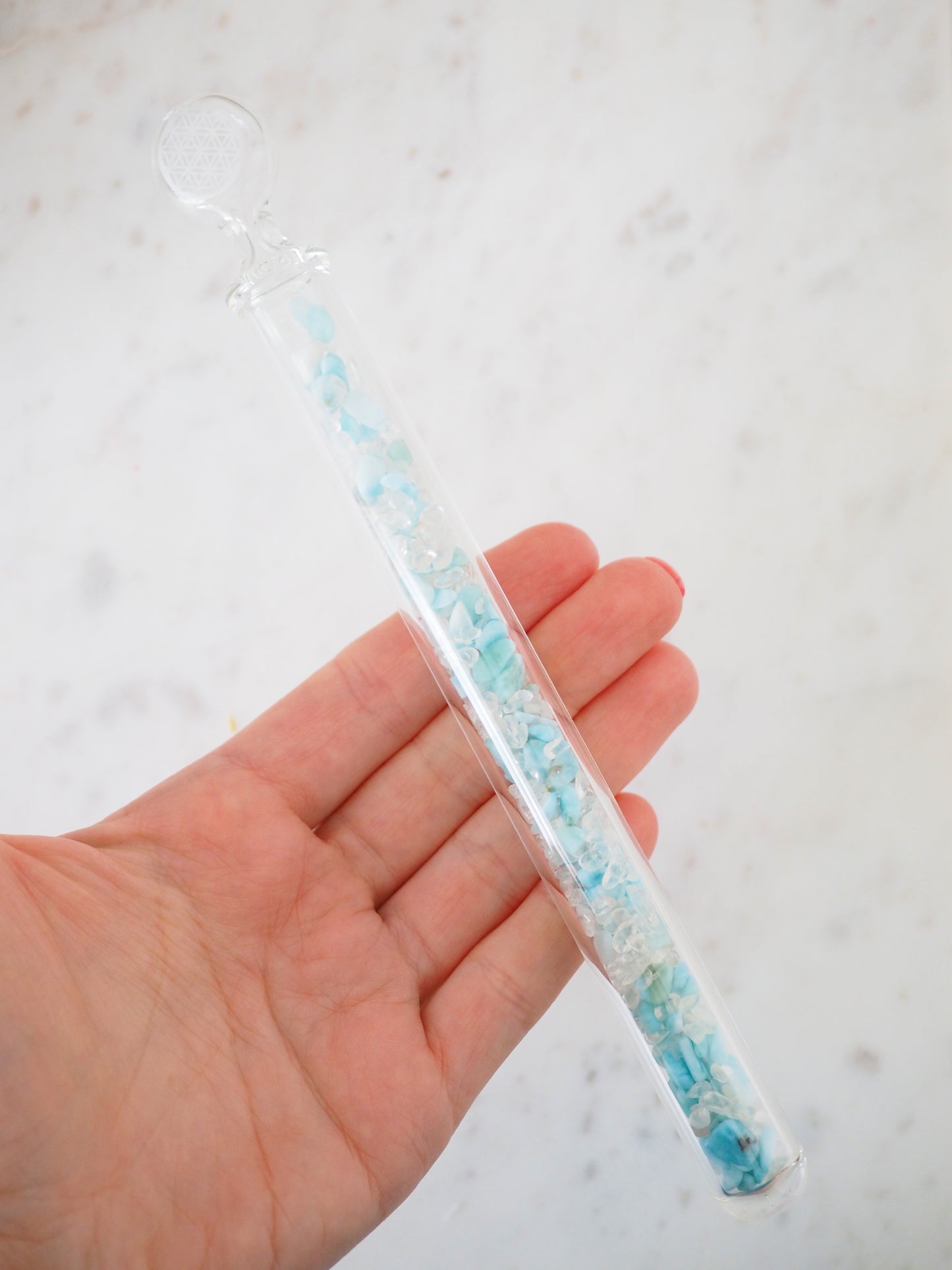 Glas Kristall Vitalstab für Edelsteinwasser. VACAYTION MIX - Larimar & Bergkristall mit Blume des Lebens 20cm