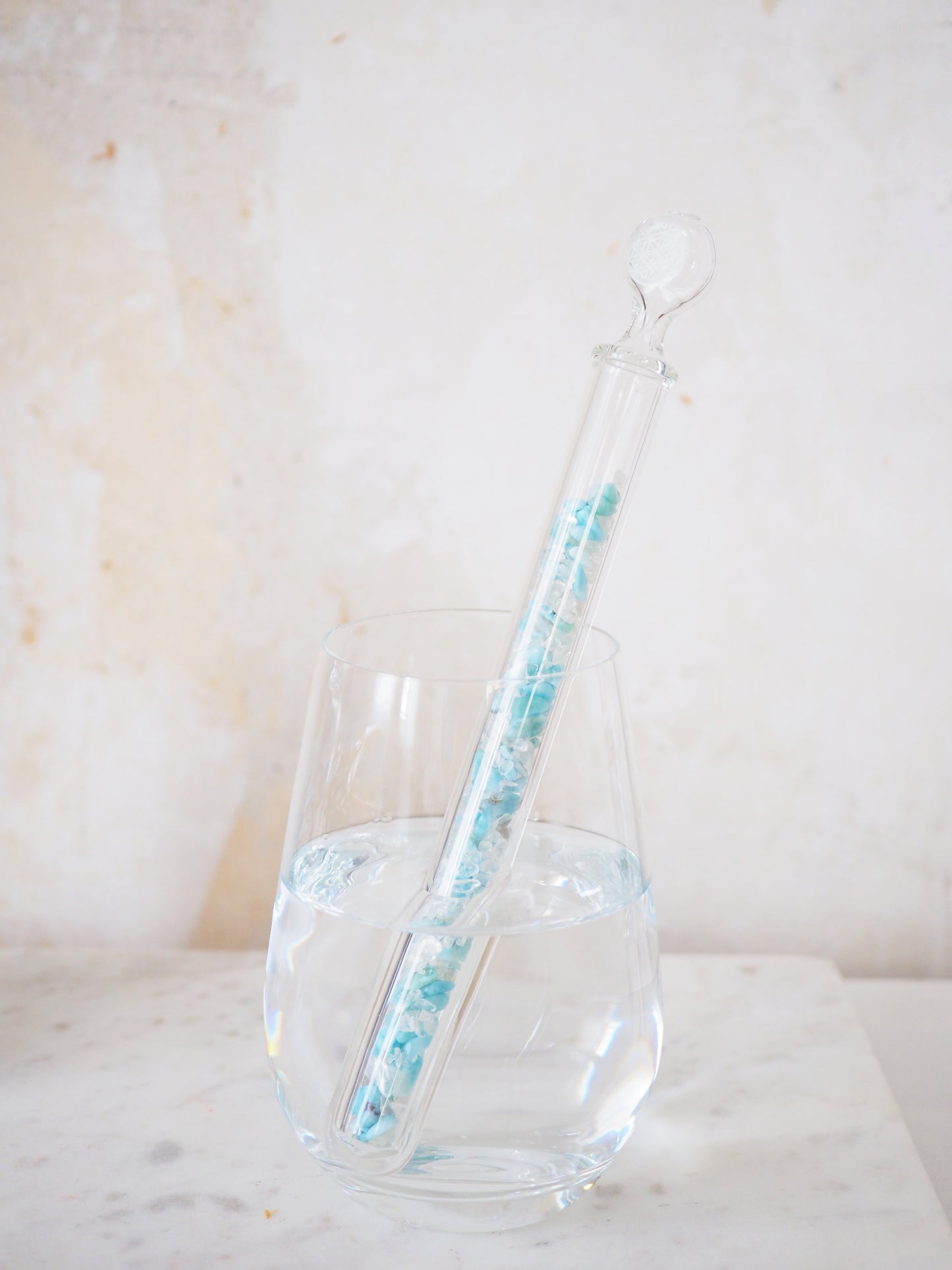 Glas Kristall Vitalstab für Edelsteinwasser. VACAYTION MIX - Larimar & Bergkristall mit Blume des Lebens 20cm