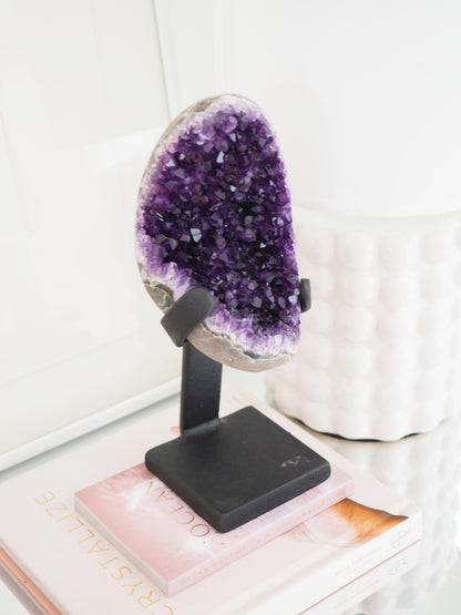 Deep Violetter Amethyst auf Halter Ständer ca. 22 x 9 cm . PARADISE COLLECTION - aus Uruguay HIGH QUALITY