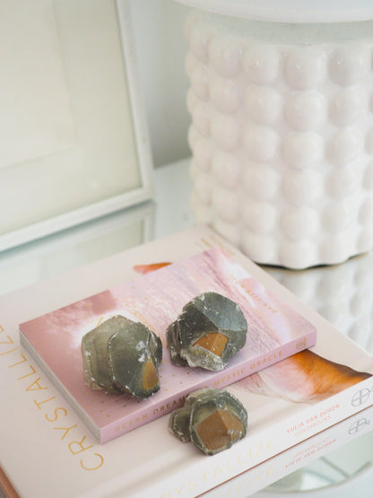 Baby Schwarzer Benz Calcit mit goldenem Pyrit ca. 5 cm - aus Hubei China