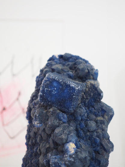 XL Blueberry Fluorite mit Halter . Ständer ca. 30 x 9 cm . PARADISE COLLECTION - Huanggang Mine. Innere Mongolei China RARE