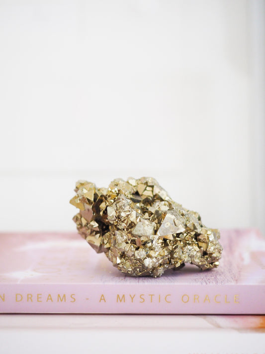 Octahedron Pyrit. Triangoli Pyrite Cluster . Specimen ca. 6 cm - aus Peru HIGH QUALITY RARE MINE CLOSED