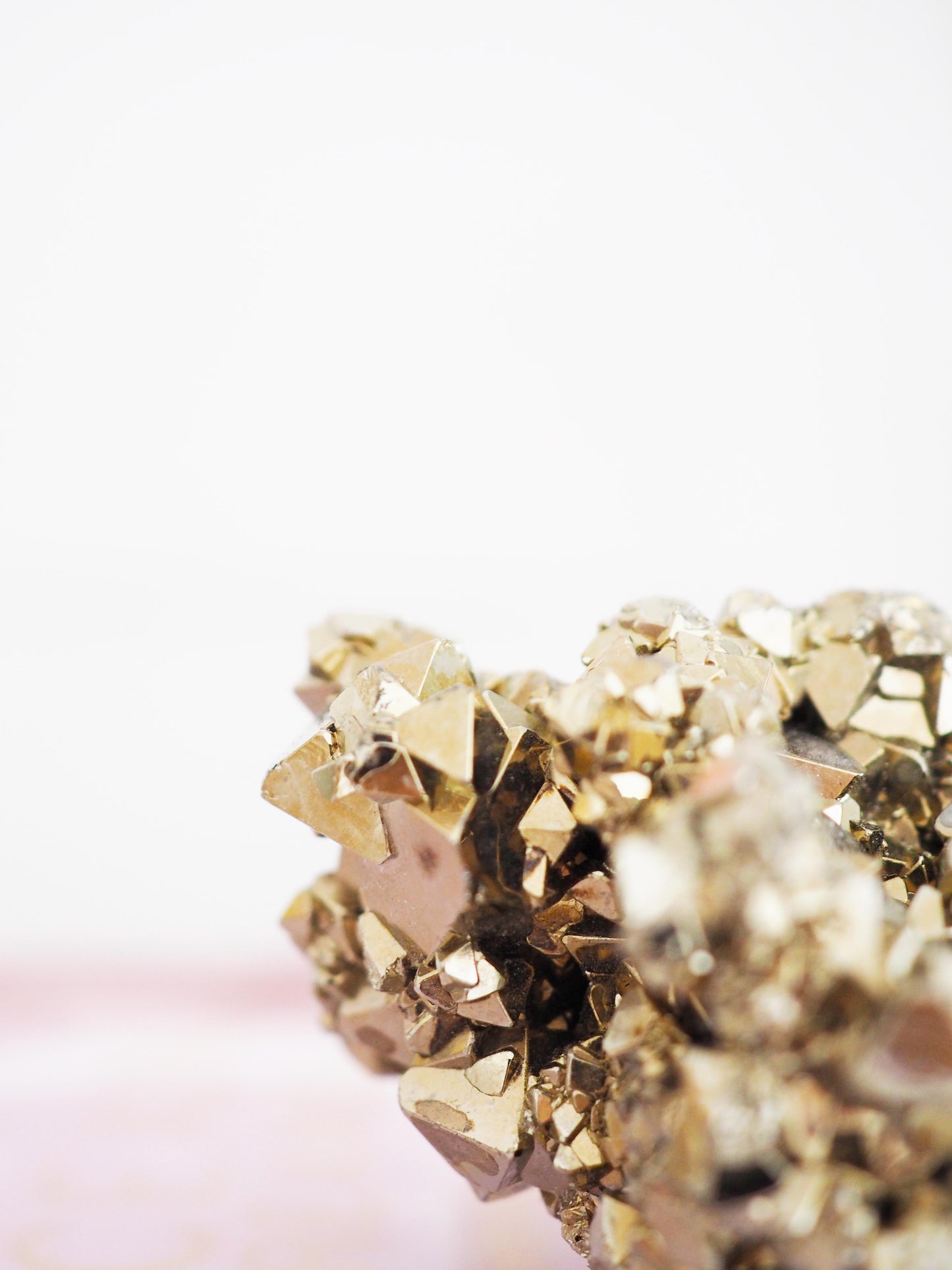 Octahedron Pyrit. Triangoli Pyrite Cluster . Specimen ca. 6 cm - aus Peru HIGH QUALITY RARE MINE CLOSED