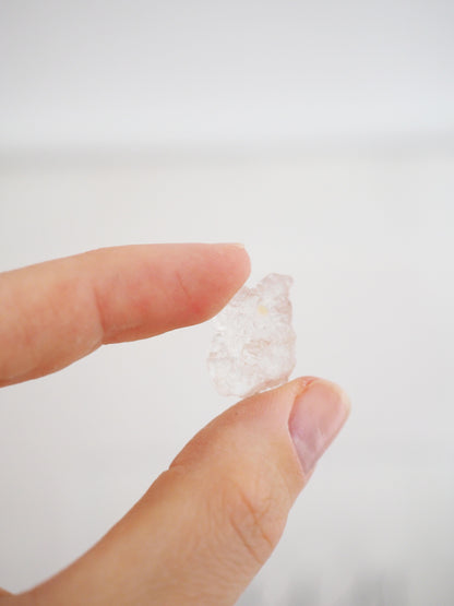 Hyalit Opal Specimen ca. 1.5 - 2 cm - Namibia UV REAKTIV