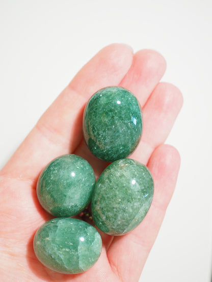 Grüner Erdbeerquarz .  Aventurin Trommel Stein . Green Aventurine Tumble ca. 2-3cm - aus Indien SUPER SPARKLY