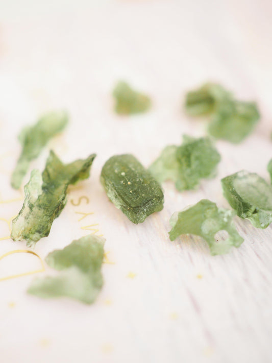 Moldavit . Tektit ca. 0.8 - 1 cm - Tschechien SUPER RARE