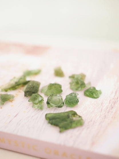 Moldavit . Tektit ca. 0.8 - 1 cm - Tschechien SUPER RARE