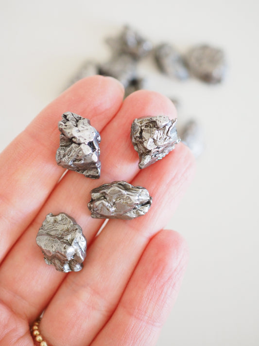 Stück von Sternschnuppe . Eisenmeteorit ca. 3-5 g  Campo del Cielo . Argentinien